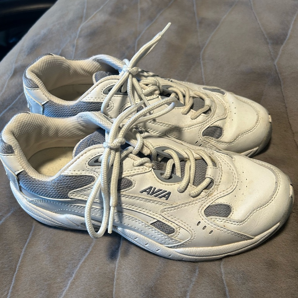Avia Classic White and Gray Athletic Shoes 👟 - Picture 2 of 6
